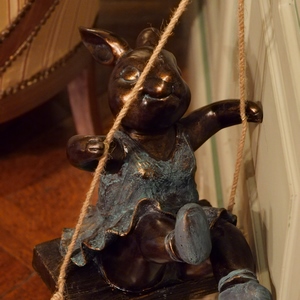 Petite statue d'une lapine sur une balançoire - France  - collection de photos clin d'oeil, catégorie clindoeil